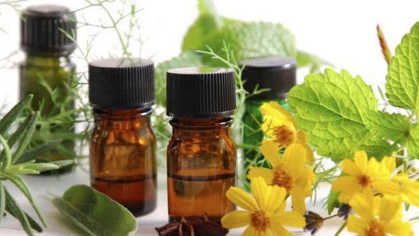 THE COMPLETE GUIDE TO USING ESSENTIAL OILS TO REDUCE SWELLING, PAIN & INFLAMMATION